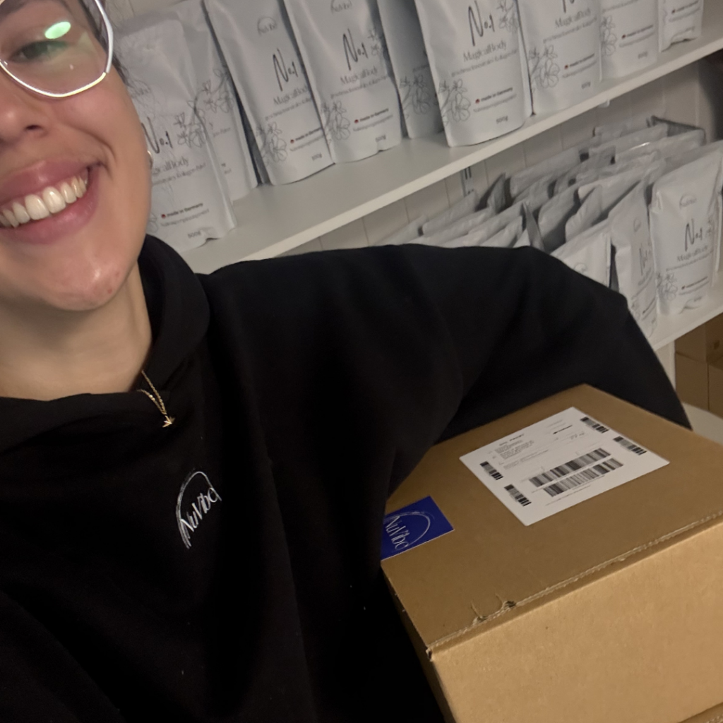 Jana Schumann von NuVibe® im Lager unterwegs